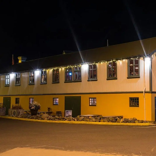 200w LED Flood Light with SMD LED, 6500K mounted on the wall outside setting