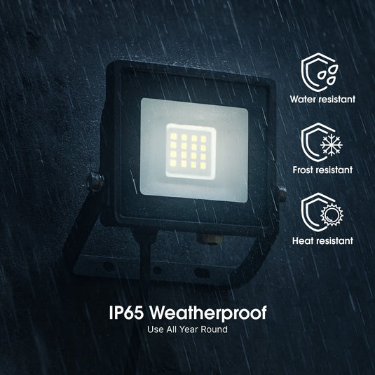 IP65 floodlight in the rain