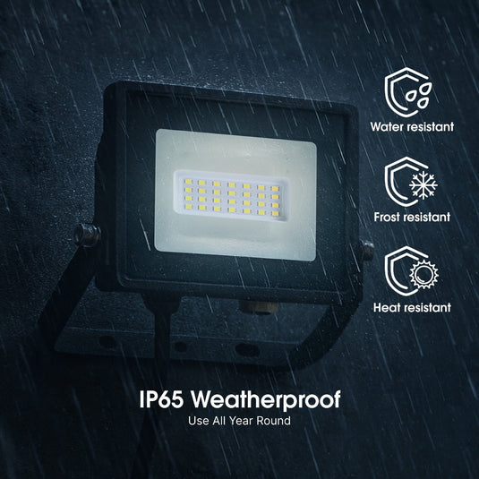 IP65 floodlight in the rain