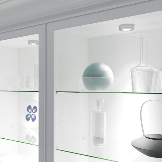 Display cabinet with under cabinet light in natural white light