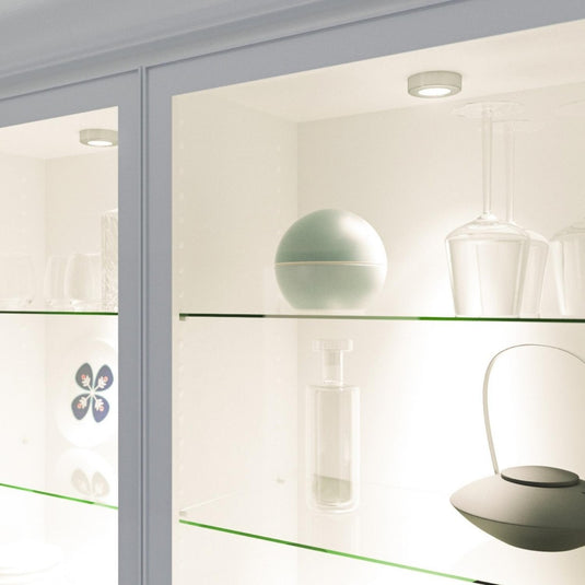 Display cabinet with under cabinet light in warm white light